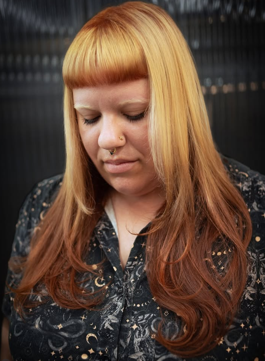 Coloración en tonos cobrizos y dorados con flequillo, degradado natural