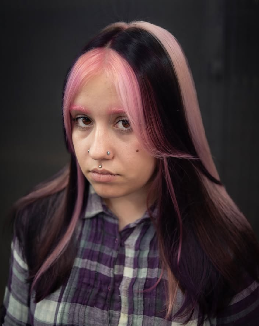 Mechas rosas y cabello negro, coloración creativa